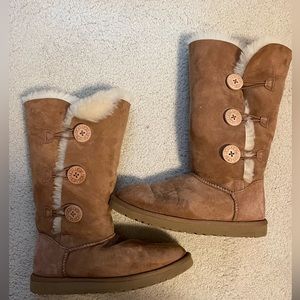 LIKE NEW Bailey Button Uggs